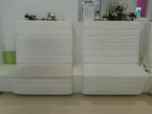 Witte gladleren meubelen schoonmaken en onderhouden met Urad Leeronderhoud
